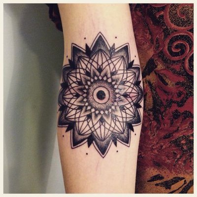  Tatouage mandala sur le milieu du bras